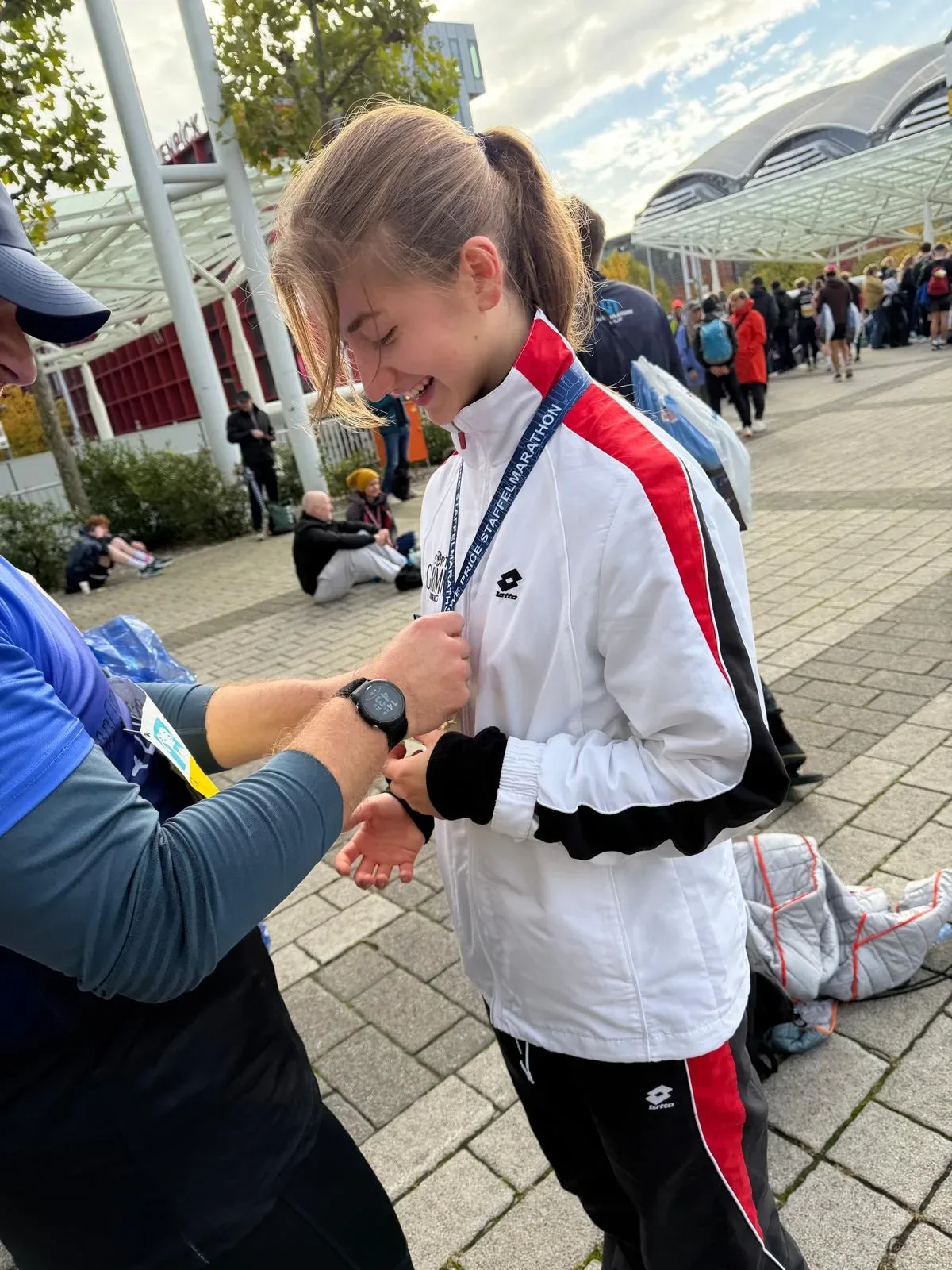 Umarmung nach dem Marathon