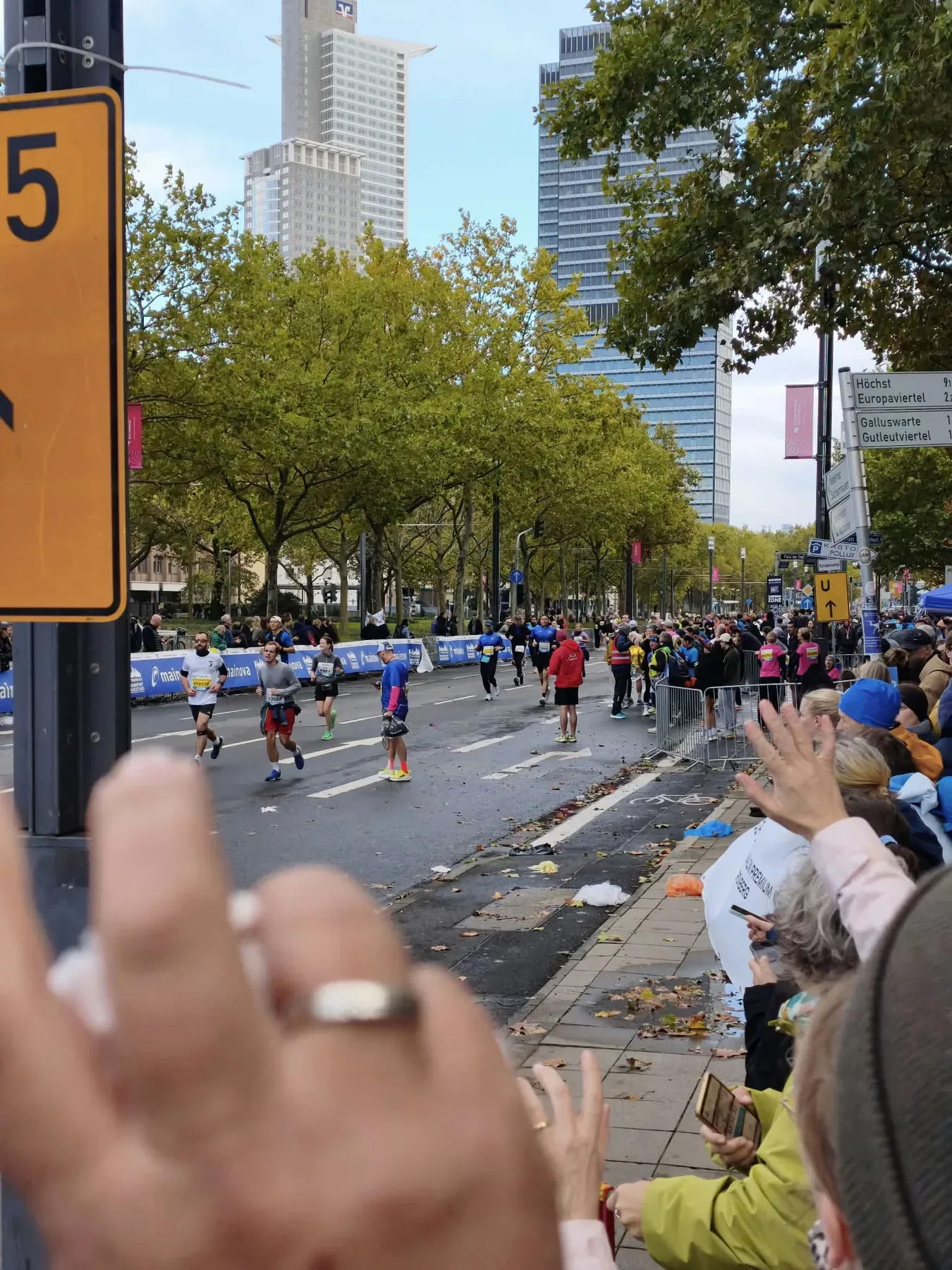 Publikum feuert Marathonläufer an