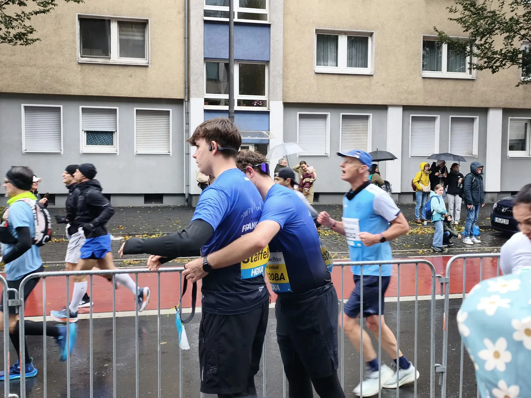 Staffelläufer und Zuschauer an der Strecke
