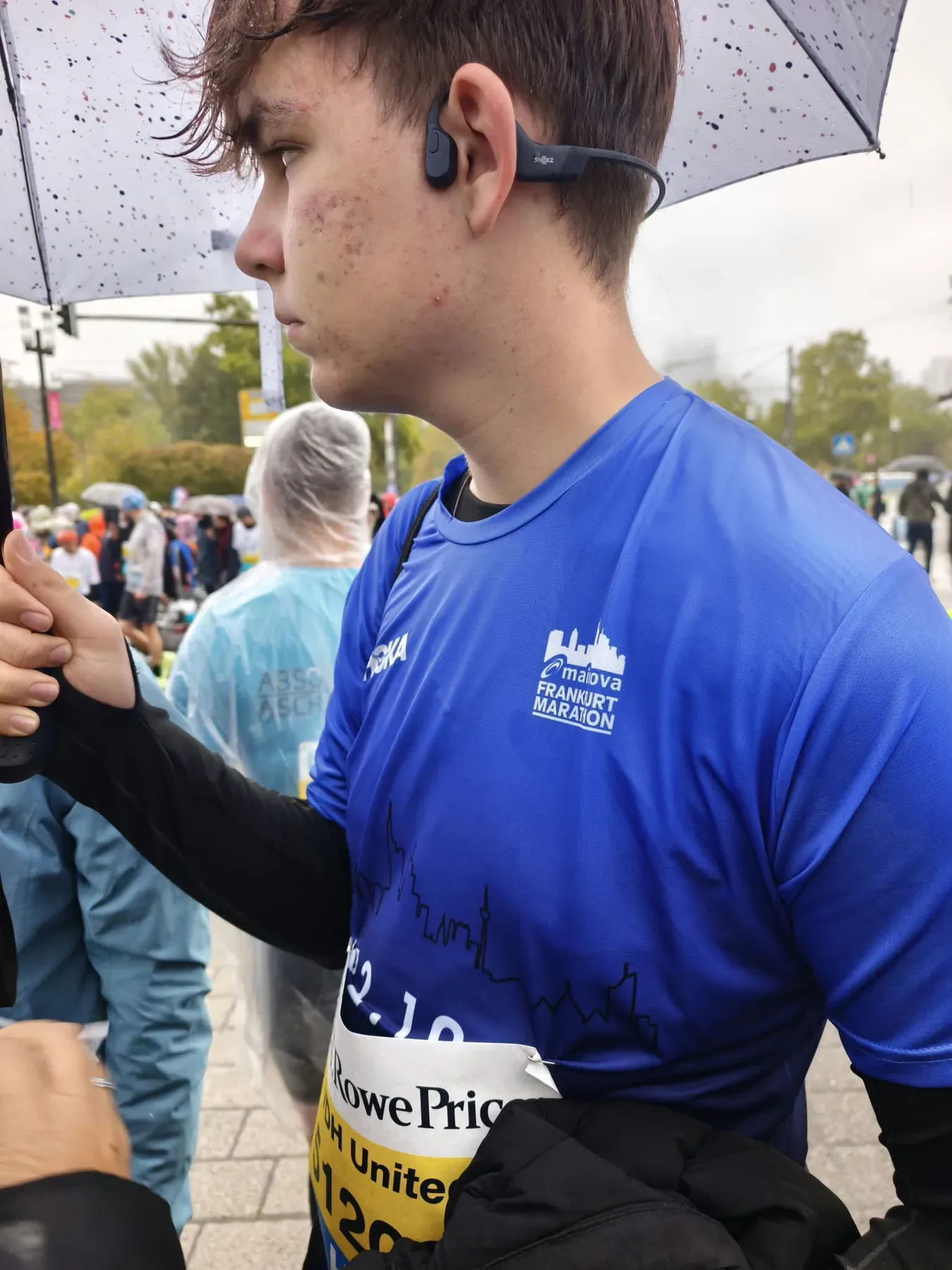 Jonah im blauen Frankfurt-Marathon-Shirt vor seinem Laufabschnitt