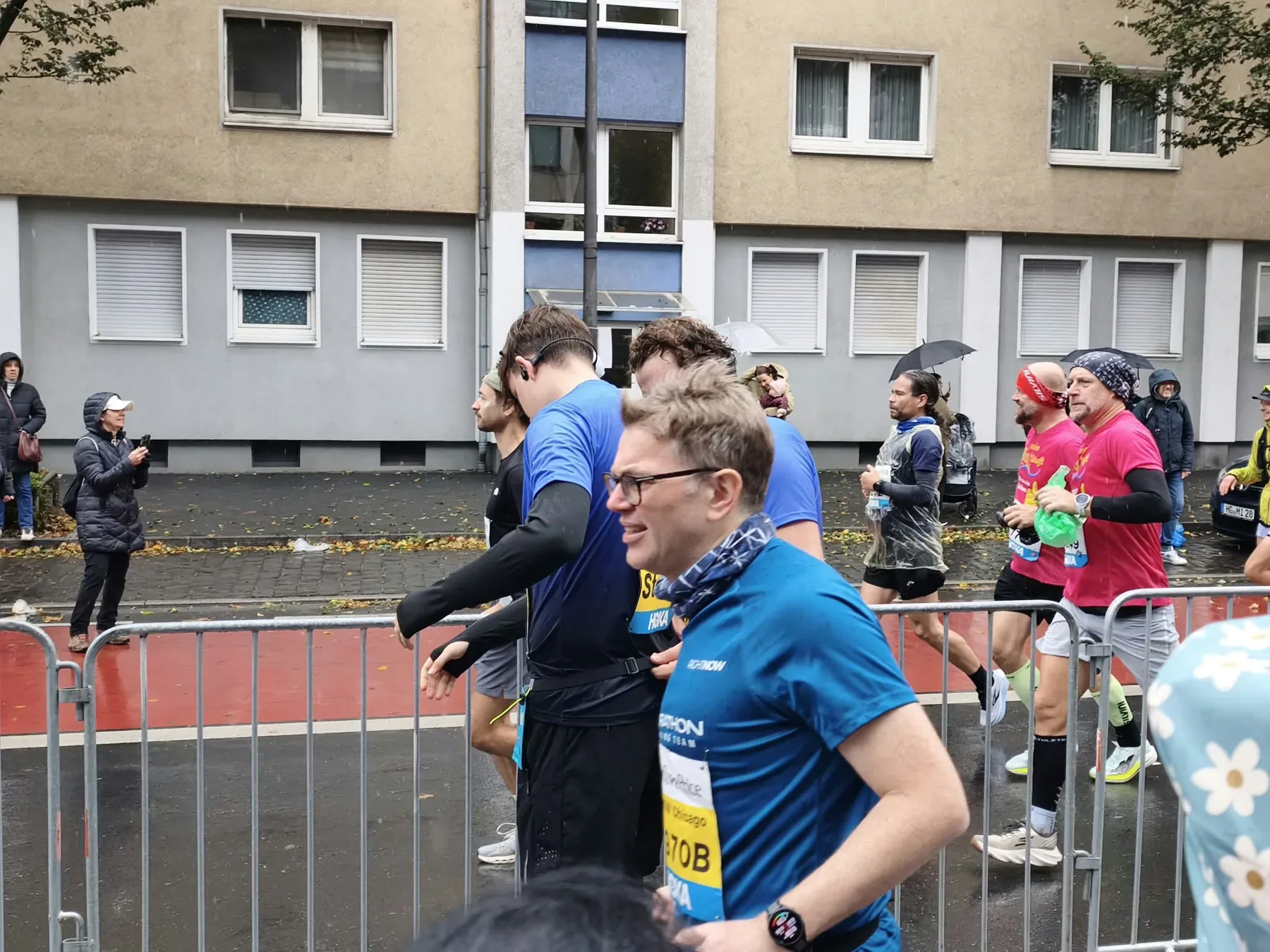 Zuschauer verfolgen den Staffelwechsel