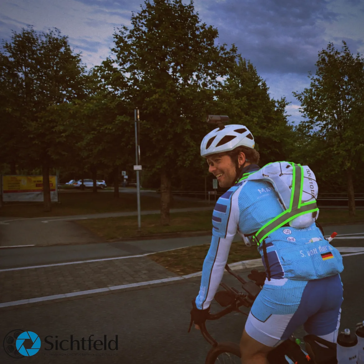 Silas blickt auf dem Rad lächelnd zurück